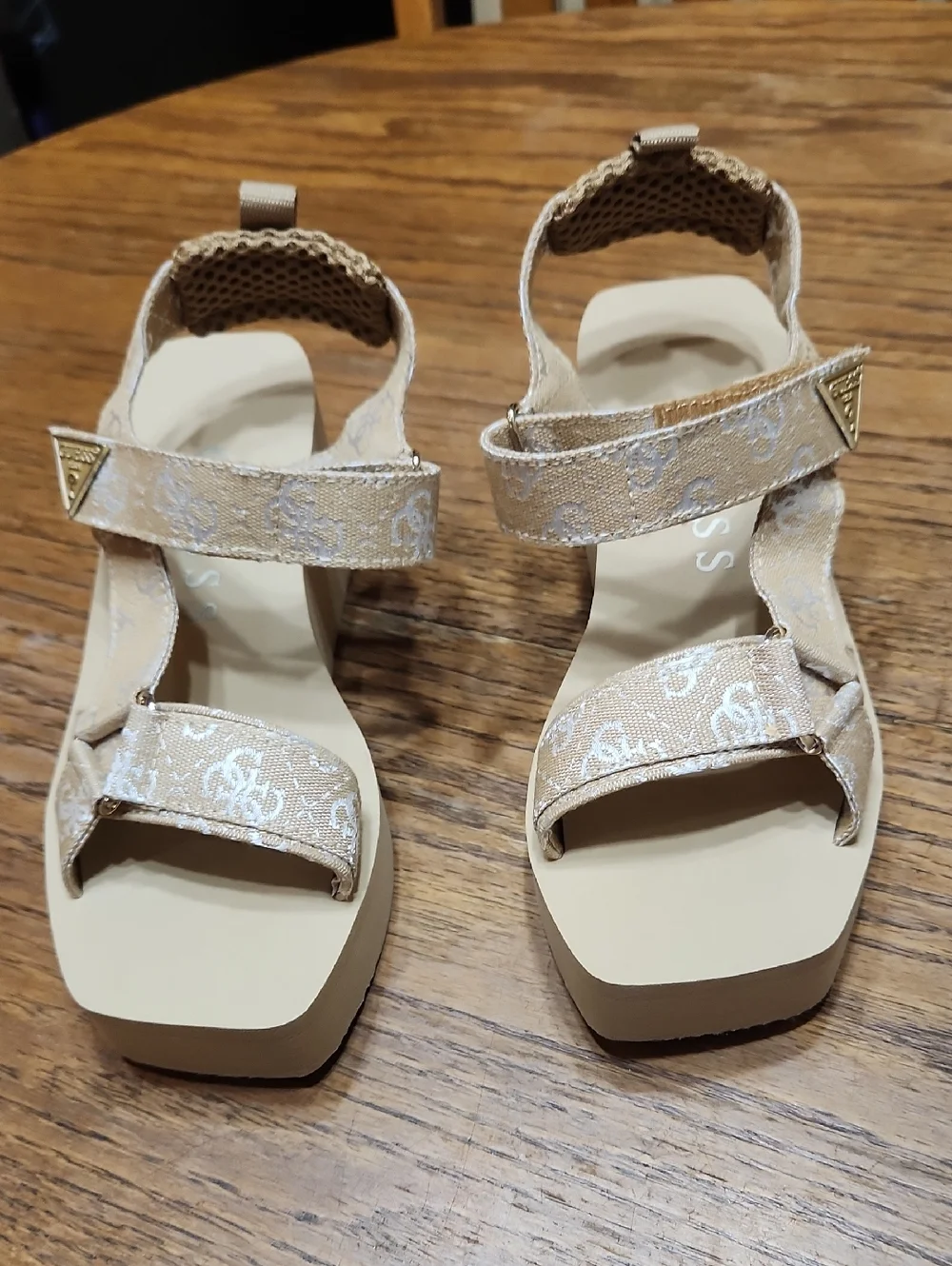 NEW Guess gwDaysa Wedge Sandals Size 7